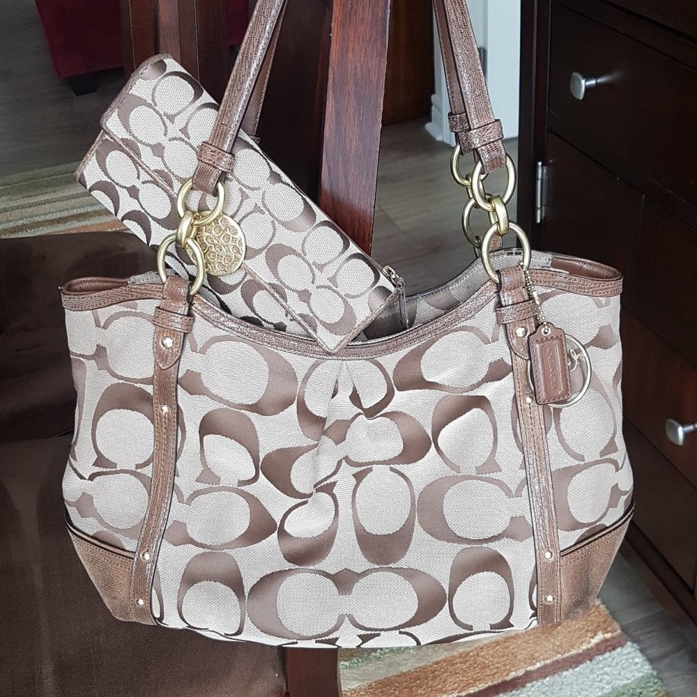 Beautiful Rare Coach Alexandra Signature Purse & Wallet Set in Great Condition